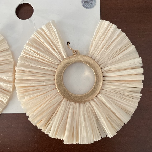 Gorgeous Shell flexible bracelet and island feel earrings - Picture 3 of 3